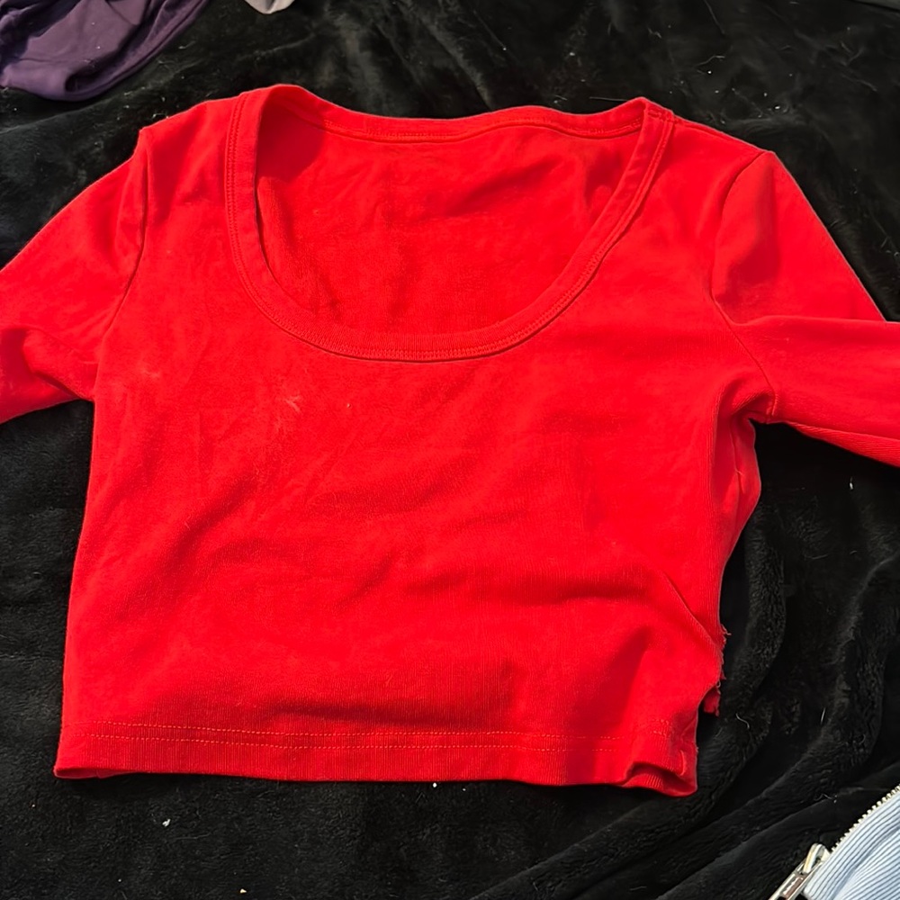 red long sleeve crop, minor hole, no tags in inside